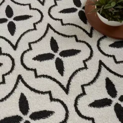 Kirklands Home Ivory & Black Quatrefoil Indoor/Outdoor Rug, 4x6 Best