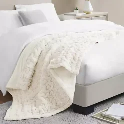 Blankets & Throws><noscript><img width=