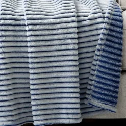 Blankets & Throws><noscript><img width=